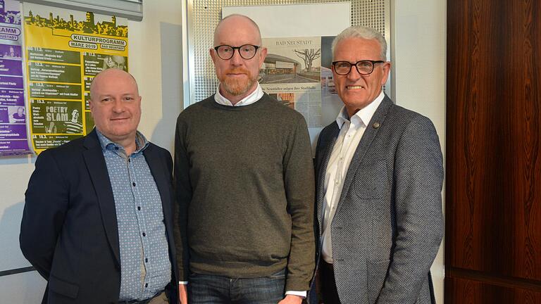 Den neuen Stadthallenmanager Michael Schönmeier stellten Bürgermeister Bruno Altrichter (rechts) und der Geschäftsführer der Tourismus und Stadtmarketing GmbH, Michael Feier (links), im Rathaus vor.