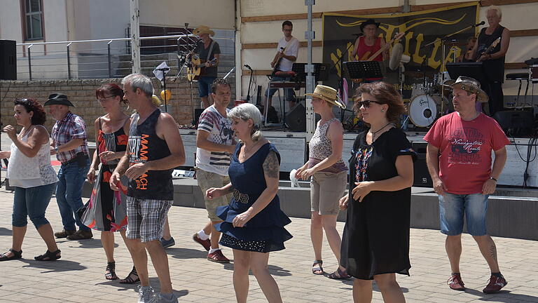 Die Line-Dancer tanzten spontan vor der improvisierten Bühne zur Musik von Nashville beim Country-Frühschoppen der Kister Handballer.