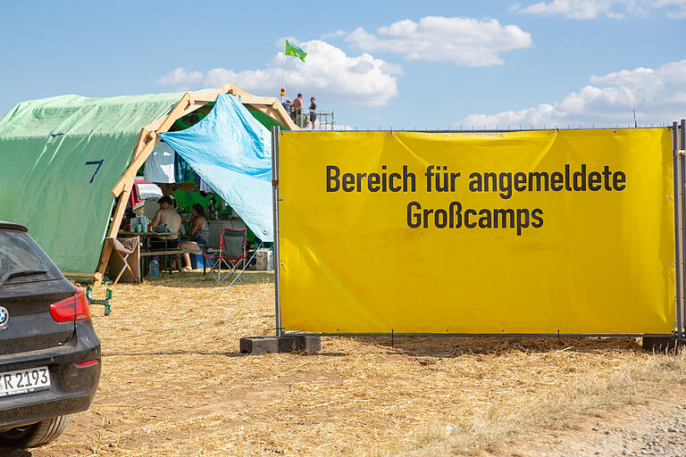 Auf dem oberen Zeltplatz des Taubertal-Festivals ist dieses Jahr einiges umstrukturiert worden. Für die Großcamps gab es einen extra Bereich mit verlegter Stromversorgung. Etwa 20 Hektar werden momentan auf dem Festival bezeltet.