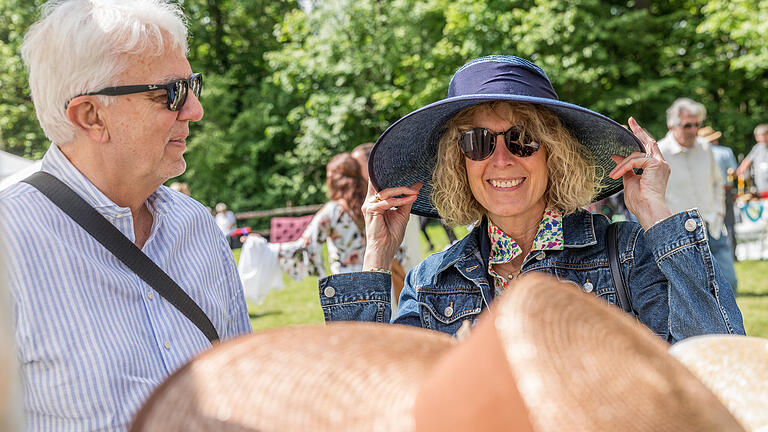 Casteller Schlossparktage       -  Zahlreiche Menschen besuchen am Donnerstag (09.05.24) die Casteller Schlossparktage. Bis Sonntag läuft die Schau mit über 100 Ausstellern unter dem Motto: „Schöne Dinge – Gute Zeit“.