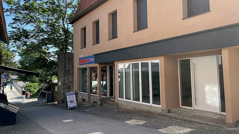 Im rechten Teil des ehemaligen Elbert-Gebäudes in Bad Neustadt soll ein arabischer Supermarkt entstehen. Das Alltours-Reisebüro bleibt im linken Gebäudetrakt.