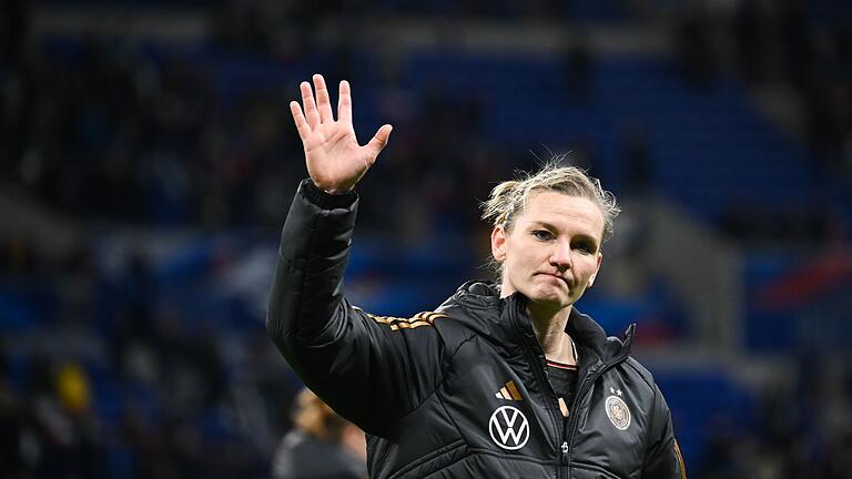 Alexandra Popp - Alexandra Popp nimmt Abschied vom deutschen Fußball-Nationalteam. Alexandra Popp - Alexandra Popp nimmt Abschied vom deutschen Fußball-Nationalteam.