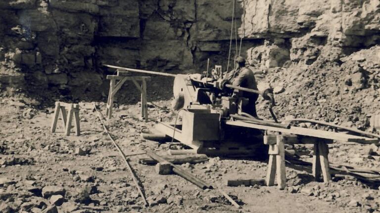 Das Salzgitter-Waagerecht-Bohrgerät war ein Fortschritt für die Arbeit im Steinbruch. Die Aufnahme stammt von 1958. Das Salzgitter-Waagerecht-Bohrgerät war ein Fortschritt für die Arbeit im Steinbruch. Die Aufnahme stammt von 1958.