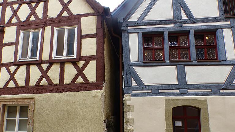 Interessanter Vergleich in der Kirchgasse: Rechts das renovierte Haus der Pierl´s und links daneben ein leerstehendes Haus in ähnlicher Bauweise.