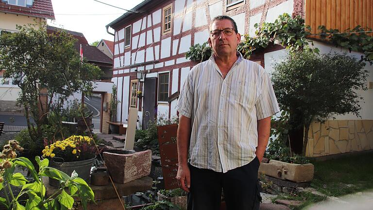 In Hundsbach hat das Regionalmanagement des Landkreises zusammen mit der ILE Main Werntal einen Dorfspaziergang veranstaltet: Bernd Brandt vor seinem selbst sanierten Fachwerkhaus. In Hundsbach hat das Regionalmanagement des Landkreises zusammen mit der ILE Main Werntal einen Dorfspaziergang veranstaltet: Bernd Brandt vor seinem selbst sanierten Fachwerkhaus. 