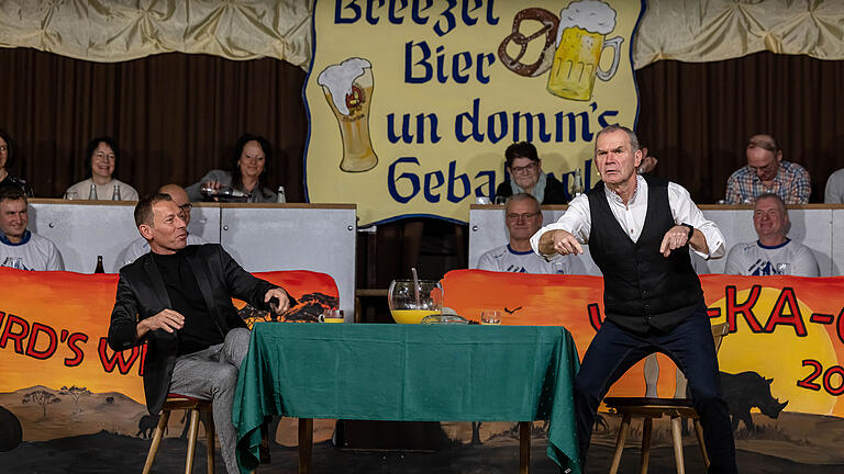 Bei 'Brezel, Bier unn domm's Gebabbel' in Wargolshausen begrüßte Fredi Breunig beim traditionellen kabarettistischen Frühschoppen den Moderator Markus Othmer