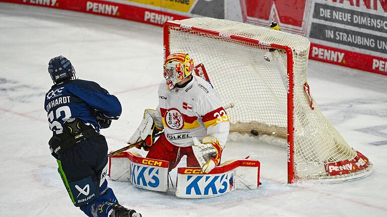Straubing Tigers - Düsseldorfer EG       -  Torschütze Danjo Leonhardt (l) und die Straubing Tigers feiern einen Kantersieg zum DEL-Start.