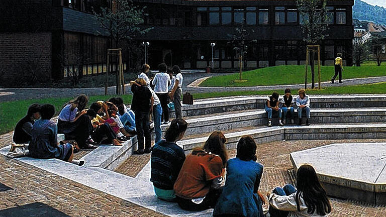 Gemütliches Päuschen: Schüler des Schul- und Sportzentrums im Innenhof des Komplexes, ebenfalls 1983. Die Bäumchen stehen noch nicht wirklich lange.