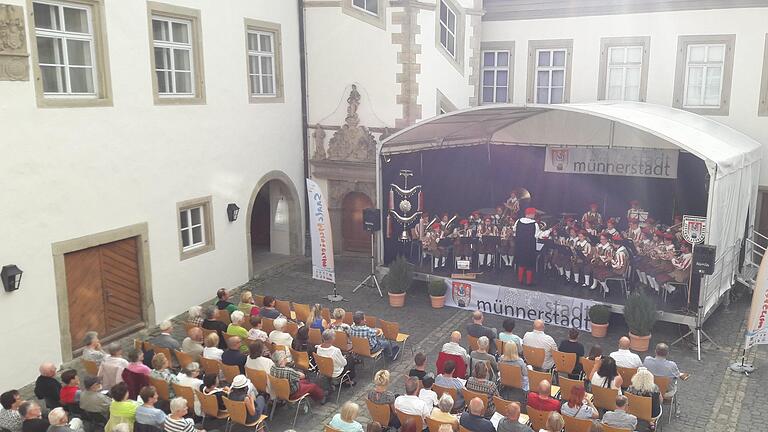 Saalemusicum 2019 fand auch im Hof des Deutschordensschlosses Münnerstadt statt. Etliche Veranstaltungen kultureller Art gab es hier in den vergangenen 50 Jahren. Foto: Archiv/Hartmut Hessel       -  Saalemusicum 2019 fand auch im Hof des Deutschordensschlosses Münnerstadt statt. Etliche Veranstaltungen kultureller Art gab es hier in den vergangenen 50 Jahren. Foto: Archiv/Hartmut Hessel