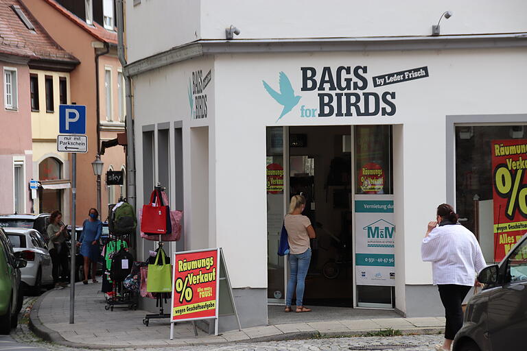 Bei 'Bags for Birds', Leidenhof 1 in Kitzingen, läuft der Räumungsverkauf auf Hochtouren. Der Laden schließt nach dem 2. Oktober.