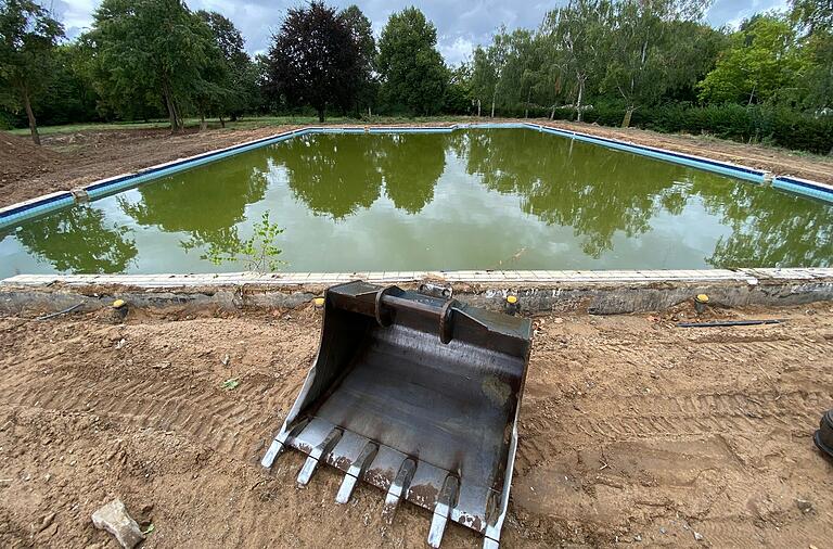 Eine große Baustelle ist aktuell das Volkacher Freibad, hier der Blick auf das Nichtschwimmerbecken. Bis zur Saisoneröffnung 2026 soll es fertig sein. Eine große Baustelle ist aktuell das Volkacher Freibad, hier der Blick auf das Nichtschwimmerbecken. Bis zur Saisoneröffnung 2026 soll es fertig sein.