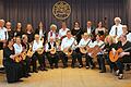 Auf anderen Wegen und dem Frühling entgegen bewegt sich das Mandolinen- und Gitarrenorchester.