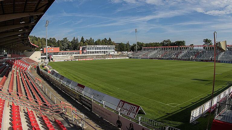 Bleibt es doch beim Dallenberg? Die möglichen neuen Standorte fürs Kickers-Stadion beschäftigten abermals den Stadtrat.
