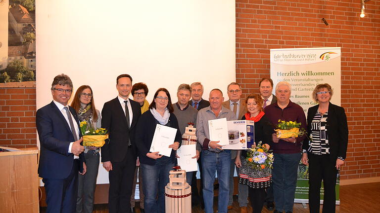 Preisverleihung beim Kreisverband für Gartenbau und Landespflege (von links): Vorsitzender Frank Bauer, Kreisbäuerin Jutta Göpfert, Landrat Florian Töpper, Bürgermeisterin Edeltraud Baumgartl, Monika Böhm-Weniger (Altenmünster), Michael Schmitt (Mühlhausen), Hans-Jürgen Weisenberger (Maibach), Paul Heuler, Bezirks- und Stadtrat Stefan Funk, Kreisfachberaterin Brigitte Goss, zweiter Vorsitzender Michael Geck, Robert Drescher und Geschäftsführerin Ursula Schmidt.