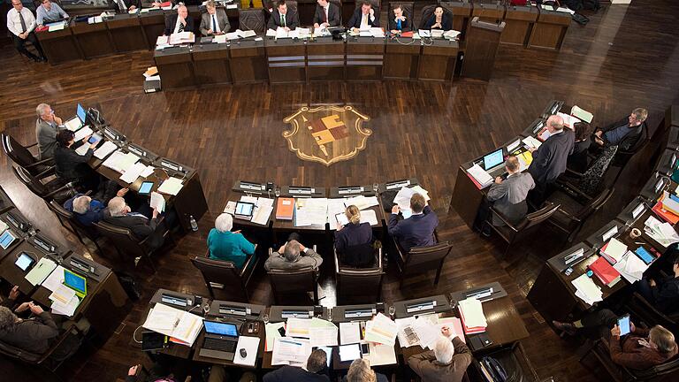 Der Würzburger Stadtrat bei einer Sitzung im Rathaus. Der Würzburger Stadtrat bei einer Sitzung im Rathaus. 