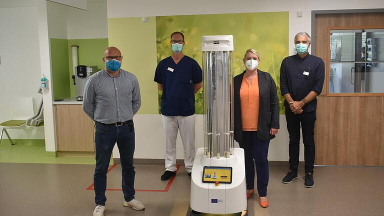 Freuen sich über den neuen EU-Desinfektionsroboter (von links): Burkhard Göpel (Hygienefachkraft), Jürgen Köstler (Technischer Dienst, Hygienetechniker), Annette Hartmann (Kaufmännische Leitung) und Andreas Eckhardt (Gesamtleitung Pflege). Freuen sich über den neuen EU-Desinfektionsroboter (von links): Burkhard Göpel (Hygienefachkraft), Jürgen Köstler (Technischer Dienst, Hygienetechniker), Annette Hartmann (Kaufmännische Leitung) und Andreas Eckhardt (Gesamtleitung Pflege).