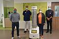 Freuen sich über den neuen EU-Desinfektionsroboter (von links): Burkhard Göpel (Hygienefachkraft), Jürgen Köstler (Technischer Dienst, Hygienetechniker), Annette Hartmann (Kaufmännische Leitung) und Andreas Eckhardt (Gesamtleitung Pflege).
