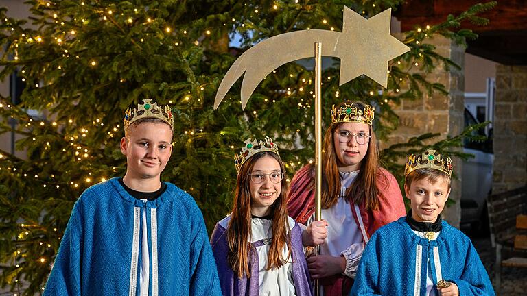 Tim Menth, Emilia Grieb, Anna Herrmann und Julius Schmidt (von links) von der katholischen Pfarrei Sankt Peter und Paul in Hopferstadt nehmen am Sternsinger-Empfang im Bundeskanzleramt teil. Tim Menth, Emilia Grieb, Anna Herrmann und Julius Schmidt (von links) von der katholischen Pfarrei Sankt Peter und Paul in Hopferstadt nehmen am Sternsinger-Empfang im Bundeskanzleramt teil.