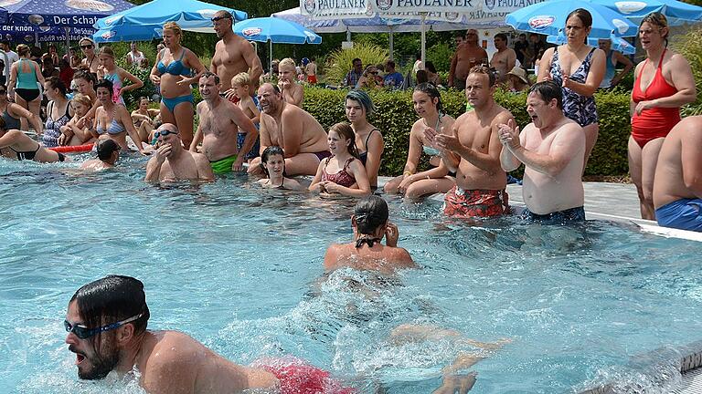 Beim Schwimmbadfest fand auch ein Staffelschwimmen statt. Beim Schwimmbadfest fand auch ein Staffelschwimmen statt.