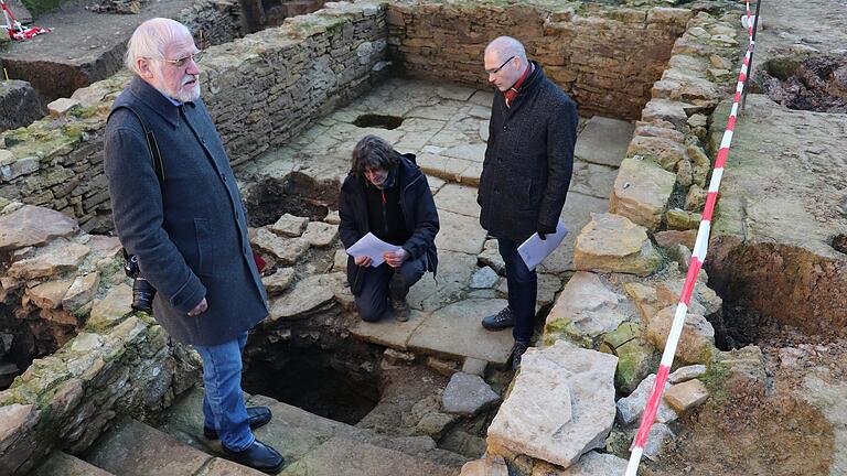 Zum Abschluss der archäologischen Grabungen rund um die Mönchsondheimer Dorfwirtschaft inspizieren (von links) Museumsleiter Reinhard Hüßner, der Archäologe Reiner Burkard und Iphofens Bürgermeister Dieter Lenzer einen Steinkeller aus der Zeit um 1700. Zum Abschluss der archäologischen Grabungen rund um die Mönchsondheimer Dorfwirtschaft inspizieren (von links) Museumsleiter Reinhard Hüßner, der Archäologe Reiner Burkard und Iphofens Bürgermeister Dieter Lenzer einen Steinkeller aus der Zeit um 1700.
