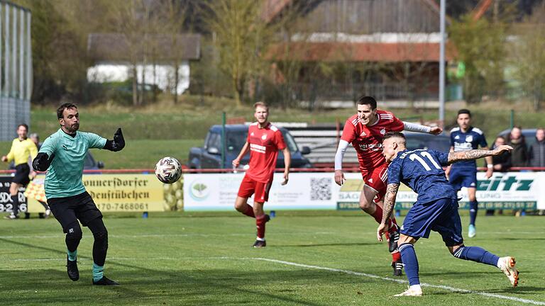 Mit dem Kopfball zum 3:0 sorgte Dampfachs Torjäger Adrian Hatcher (rechts) für die Vorentscheidung im Duell mit dem SV Rödelmaier. Später ließ Hatcher noch Tor Nummer vier folgen. Mit dem Kopfball zum 3:0 sorgte Dampfachs Torjäger Adrian Hatcher (rechts) für die Vorentscheidung im Duell mit dem SV Rödelmaier. Später ließ Hatcher noch Tor Nummer vier folgen.