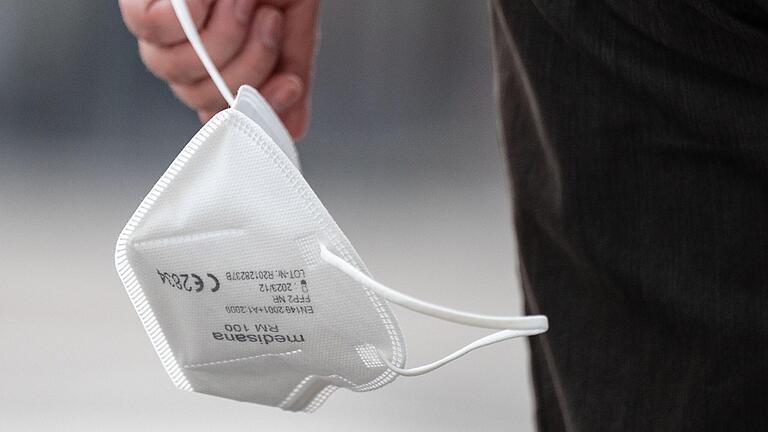 Während sie Anfang Februar auch im Fernverkehr ausläuft, besteht die Maskenpflicht in Pflegeheimen, Praxen und Kliniken fort. Wie es nach dem 7. April weitergeht, ist offen.&nbsp;