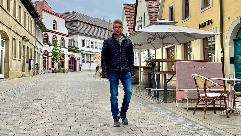 Jan Gerhold spaziert durch Volkach. Im Sommer will der Erzieher von Hösbach in den Landkreis Kitzingen ziehen. Jan Gerhold spaziert durch Volkach. Im Sommer will der Erzieher von Hösbach in den Landkreis Kitzingen ziehen.