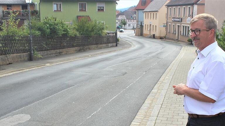 Der schlechte Zustand der Ortsdurchfahrt bereitet Geiselwinds Bürgermeister Ernst Nickel Sorgen. Der schlechte Zustand der Ortsdurchfahrt bereitet Geiselwinds Bürgermeister Ernst Nickel Sorgen.