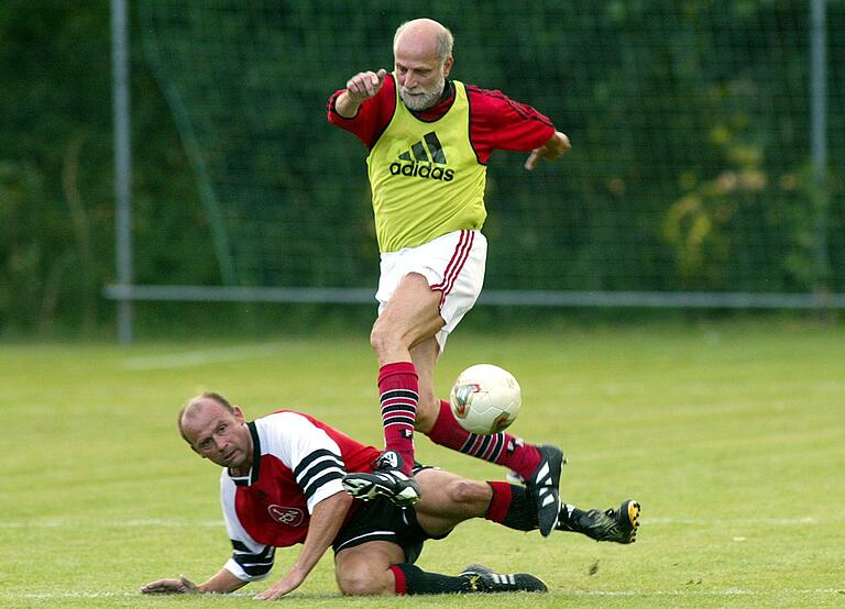 Günther Koch 2002 beim Club-Trainingslager in Ochsenfurt im Zweikampf gegen den damaligen Nürnberger Co-Trainer Thomas Brunner. Günther Koch 2002 beim Club-Trainingslager in Ochsenfurt im Zweikampf gegen den damaligen Nürnberger Co-Trainer Thomas Brunner.