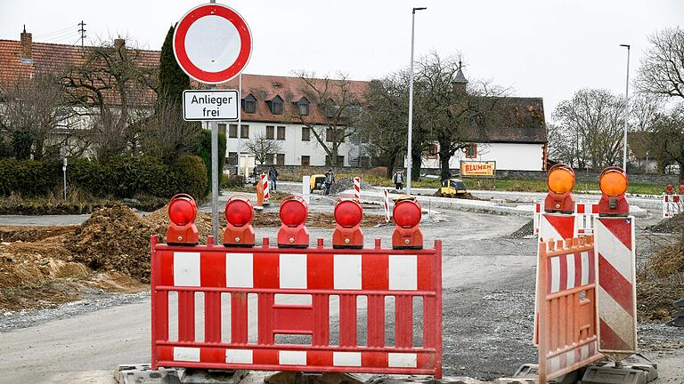 In der Ortsdurchfahrt Gadheim gehen die Arbeiten zwar voran, es gibt aber noch viel zu tun.&nbsp;