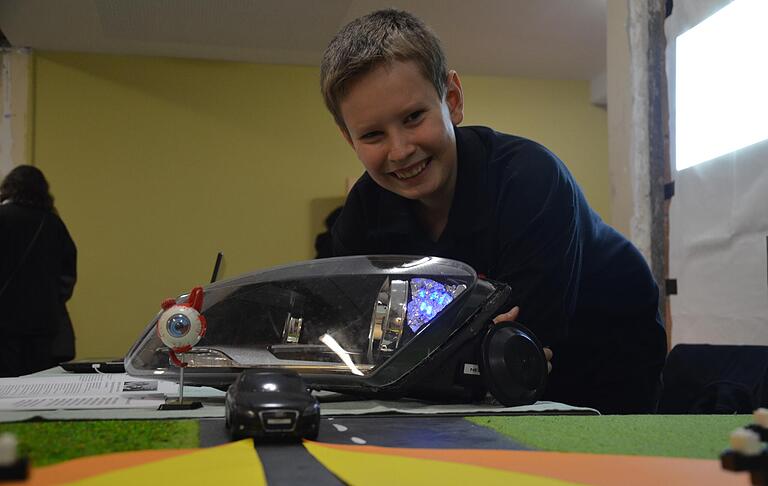 Erfolgreich bei 'Jugend forscht' am Gymnasium in Marktbreit: Als Schüler erfand Florian Schwegler 2013 einen Scheinwerfer, mit dem man Wildunfälle vermeiden kann.