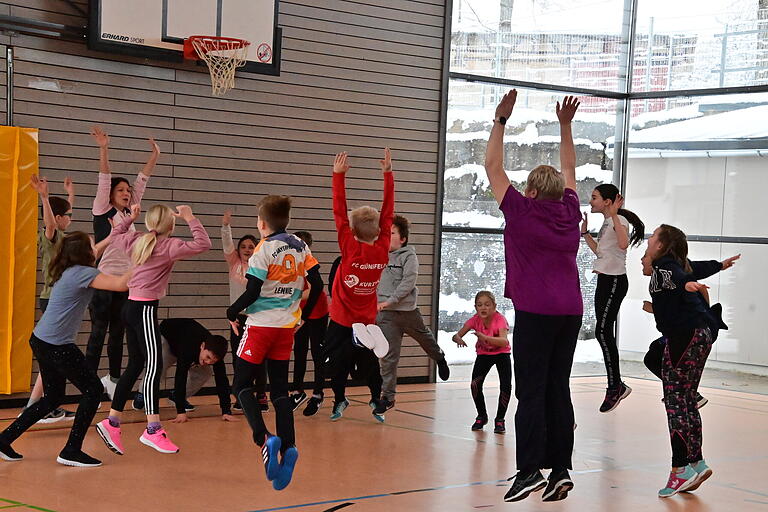 Zum Abschluss nochmal ein Sprung in der Sporthalle, dann war der ereignisreiche Schultag geschafft.