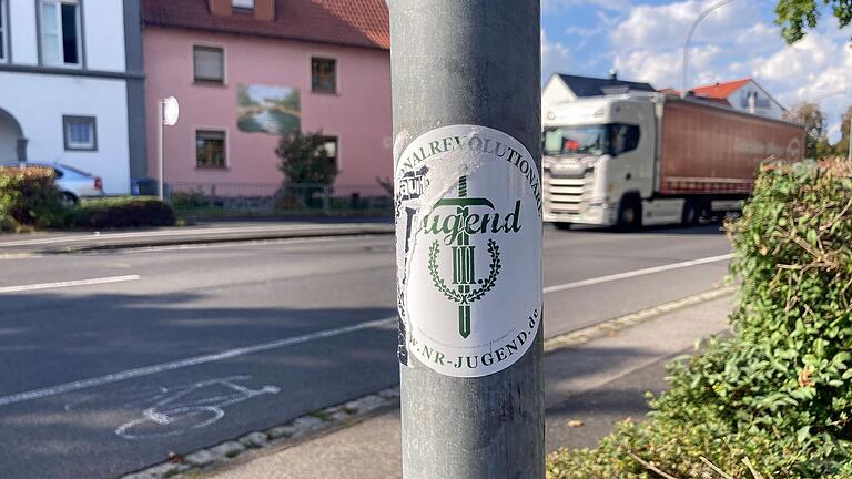 Auch weiter entfernt von der Parteizentrale des 'Der III. Weg' sind in Oberndorf noch Sticker der Rechtsextremen im Stadtteil zu sehen.