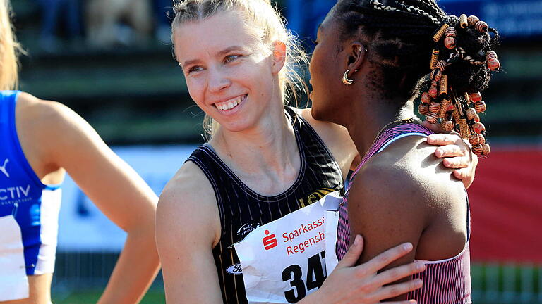 Glänzende Ergebnisse der Bad Kissinger Leichtathleten       -  Sie kann wieder lachen: Viviane Heilmann nach dem Frauen-Sprintfinale über 100 Meter bei der Sparkassengala in Regensburg. Mit auf dem Bild Chelsea Kadiri vom SC Magdeburg.