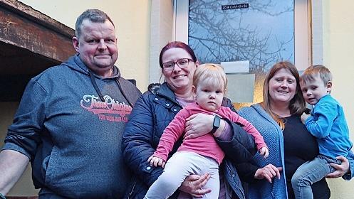 Jürgen Eckert (von links), Bianca Günther (Orga Team Weihnachtsmarkt), Ekaterina Stelzer-Syrovatski (Hausleitung) und zwei Bewohner der Knopfkiste.       -  Jürgen Eckert (von links), Bianca Günther (Orga Team Weihnachtsmarkt), Ekaterina Stelzer-Syrovatski (Hausleitung) und zwei Bewohner der Knopfkiste.