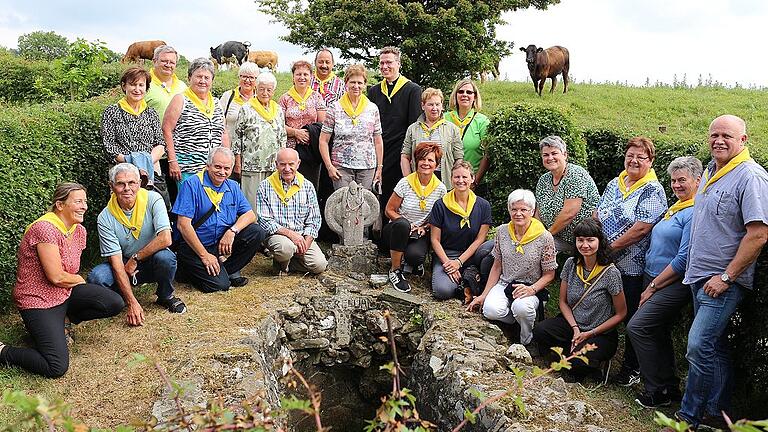 Die Pilger an der &bdquo;St. Kilians Well&ldquo; (St.-Kilians-Quelle) in Mullagh.