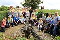 Die Pilger an der &bdquo;St. Kilians Well&ldquo; (St.-Kilians-Quelle) in Mullagh.