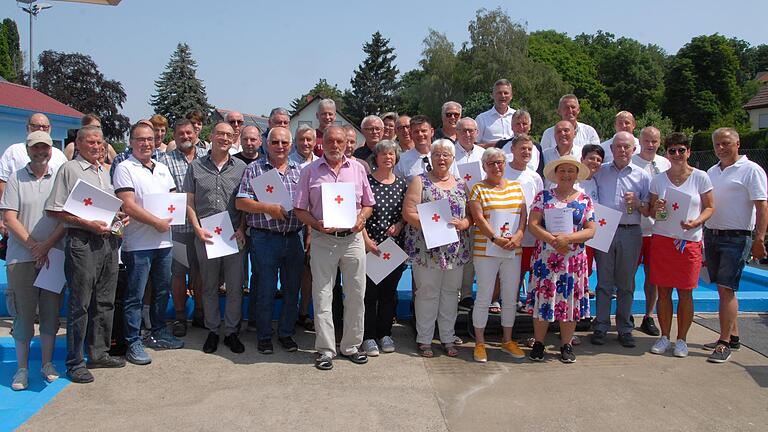 Martinsheims Bürgermeister Rainer Ott, stellvertretender BRK-Kreisvorsitzender Siegfried Müller, Wasserwachts-Kreisvorsitzender Steffen Lechner und Ortsgruppen-Vorsitzender Harald Kammleiter ehrten über 50 Frauen und Männer beim Festakt zum 40-jährigen Bestehen der Ortsgruppe.