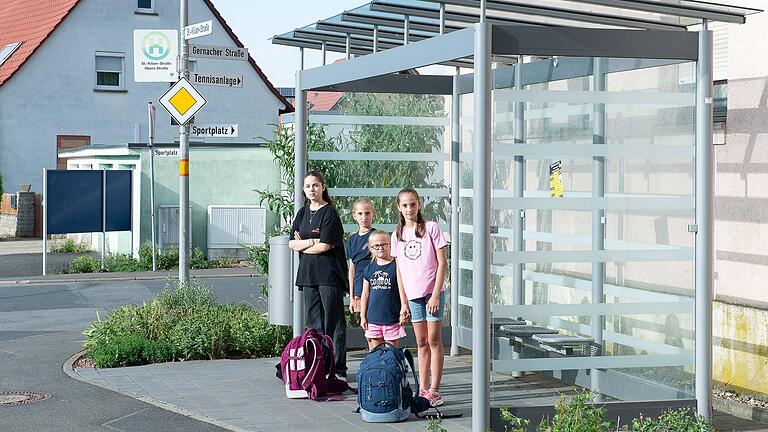 Wiktoria&nbsp;Mikiciuk&nbsp;(von links), Selma, Marlene und Lina Galka warten an der Bushaltestelle in Hirschfeld vergeblich auf ihren Schulbus. Seit September 2022 fährt dieser den Ort morgens nur noch zu unpassenden Zeiten an.