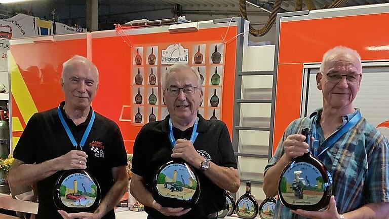 Seit 40 Jahren maßgeblich am Erfolg der Hammelburger Bocksbeutel-Rallye beteiligt sind (von links) Bruno Vierheilig, Johannes Deinlein und Karlheinz Franz. Sie erhielten einen handbemalten Drei-Liter-Bocksbeutel.&#160;&#160;       -  Seit 40 Jahren maßgeblich am Erfolg der Hammelburger Bocksbeutel-Rallye beteiligt sind (von links) Bruno Vierheilig, Johannes Deinlein und Karlheinz Franz. Sie erhielten einen handbemalten Drei-Liter-Bocksbeutel.&#160;&#160;