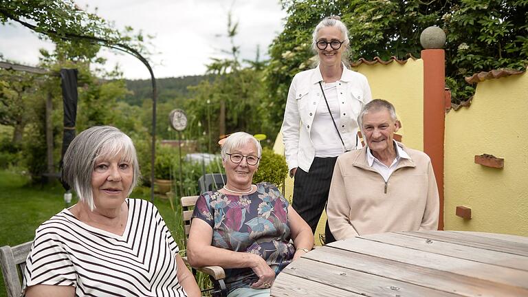 Familientreffen in Birkach: James Dziedzic mit seinen Cousinen Erika und Marianne sowie Erikas Tochter Manuela Stecher. Es ist der letzte gemeinsame Abend vor Dziedzics Rückreise nach Australien.