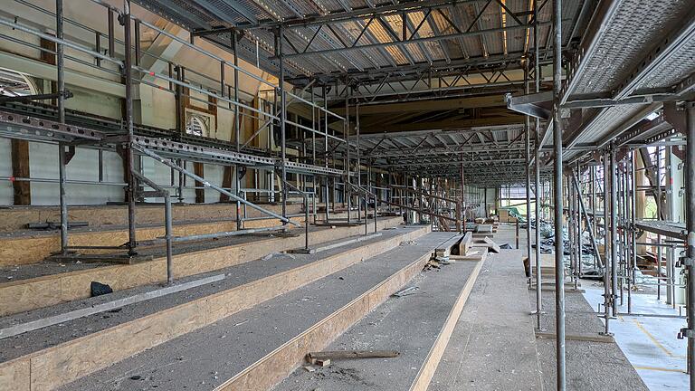 Im Mitteltrakt des Turniergebäudes wird es eine Tribüne mit Sitzplätzen geben. - Im Mitteltrakt des Turniergebäudes wird es eine Tribüne mit Sitzplätzen geben. Im Mitteltrakt des Turniergebäudes wird es eine Tribüne mit Sitzplätzen geben. - Im Mitteltrakt des Turniergebäudes wird es eine Tribüne mit Sitzplätzen geben.