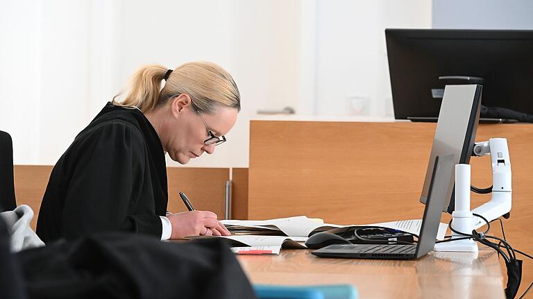 Forderte in ihrem Plädoyer eine Freiheitsstrafe von 16 Monaten auf Bewährung für den Angeklagten: Staatsanwältin Melanie Roth. Forderte in ihrem Plädoyer eine Freiheitsstrafe von 16 Monaten auf Bewährung für den Angeklagten: Staatsanwältin Melanie Roth.
