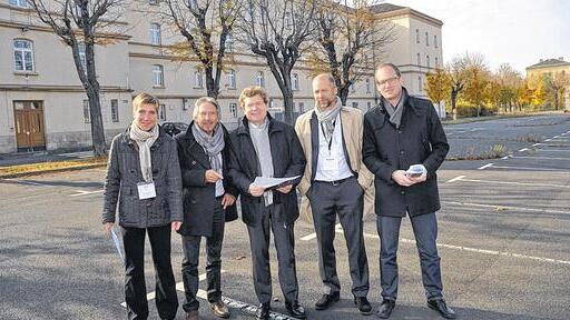 Besichtigung der Faulenbergkaserne: mit dem früheren US-Headquarter (von links): Eva Joa und Heribert Düthmann (beide Fachabteilung Stadtentwicklung), OB Georg Rosenthal, Stadtplaner Jan Schulz und Landschaftsarchitekt Henrik Schultz.