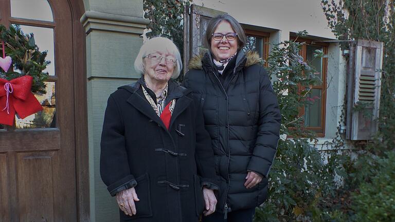 Die Jubilarin Herlinde Strohofer, hier mit Tochter Ruth, feiert ihren 80. Geburtstag und ist heute noch aktiv im Autohof tätig.