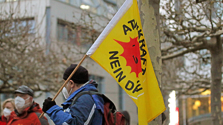 Zum zehnten Jahrestag der Nuklearkatastrophe von Fukushima folgten 50 Menschen dem Aufruf des Schweinfurter Bündnis gegen Atomkraft für eine Mahnwache auf dem Schweinfurter Georg-Wichtermann-Platz.