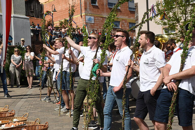So, wie auf diesem Foto von 2019, sollte es eigentlich sein: beste Stimmung auf dem Remlinger Marktplatz vor Beginn der Auslosung von Läufer und Sammler So, wie auf diesem Foto von 2019, sollte es eigentlich sein: beste Stimmung auf dem Remlinger Marktplatz vor Beginn der Auslosung von Läufer und Sammler