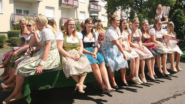 Die jungen Frauen des Hofstaats im Landkreis Kitzingen bereichern immer wieder Festzüge.