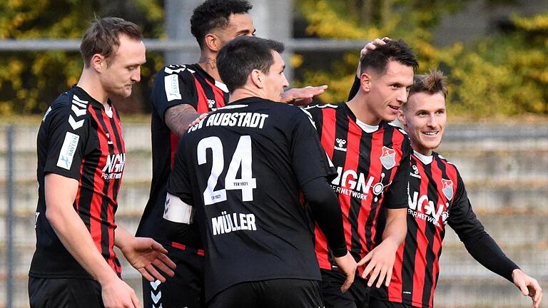 Lukas Mrozek (Zweiter von rechts) erzielte zwei Tore beim 3:0-Erfolg des TSV Aubstadt im Spiel beim FC Eintracht Bamberg.