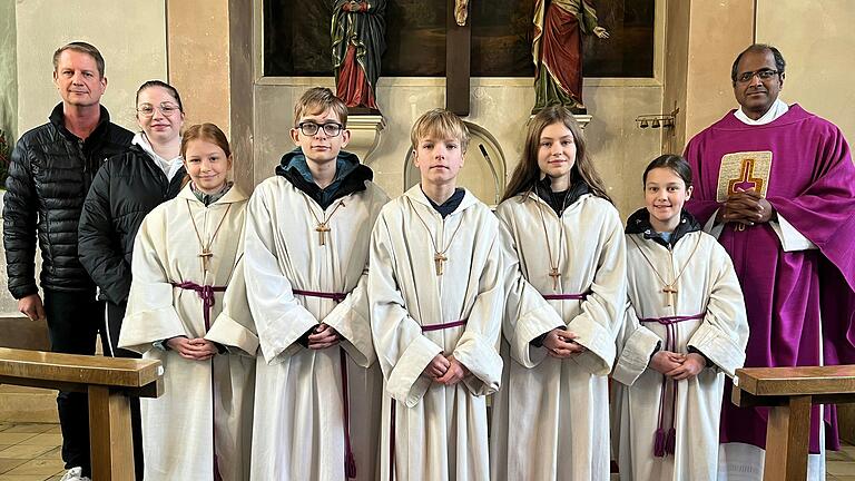 Auf dem Foto (von links): Michael Bock (Ministrantenbetreuer), Emilia Manietta (Oberministrantin), Marlene Pfeuffer, Samuel Hoffmann, Noah Dürrbeck (neuer Ministrant), Hanna Beinke, Marie Beinke, Pater Josef.